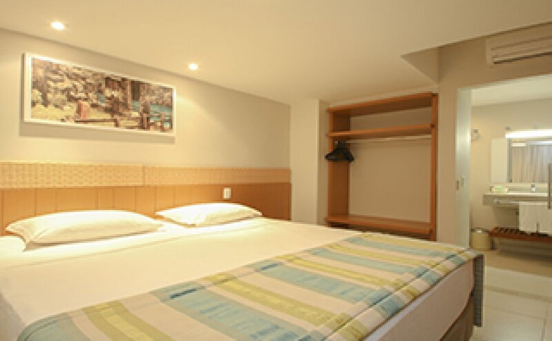 Imagem de quarto com uma came de casal